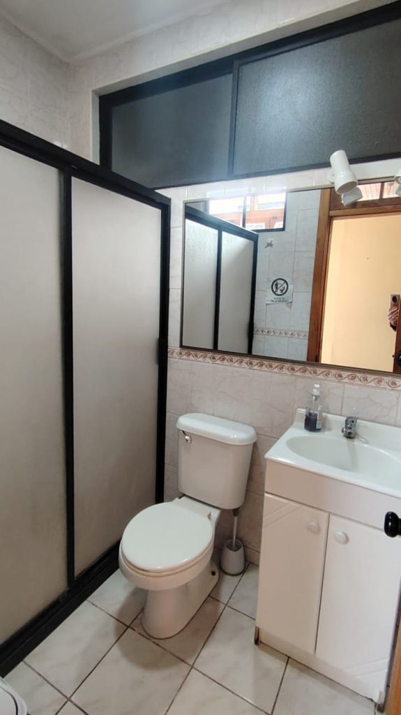 Propiedad con 6 box, salón y patio – Diego Echeverría, Quillota – Cód. L001 – $2.500.000