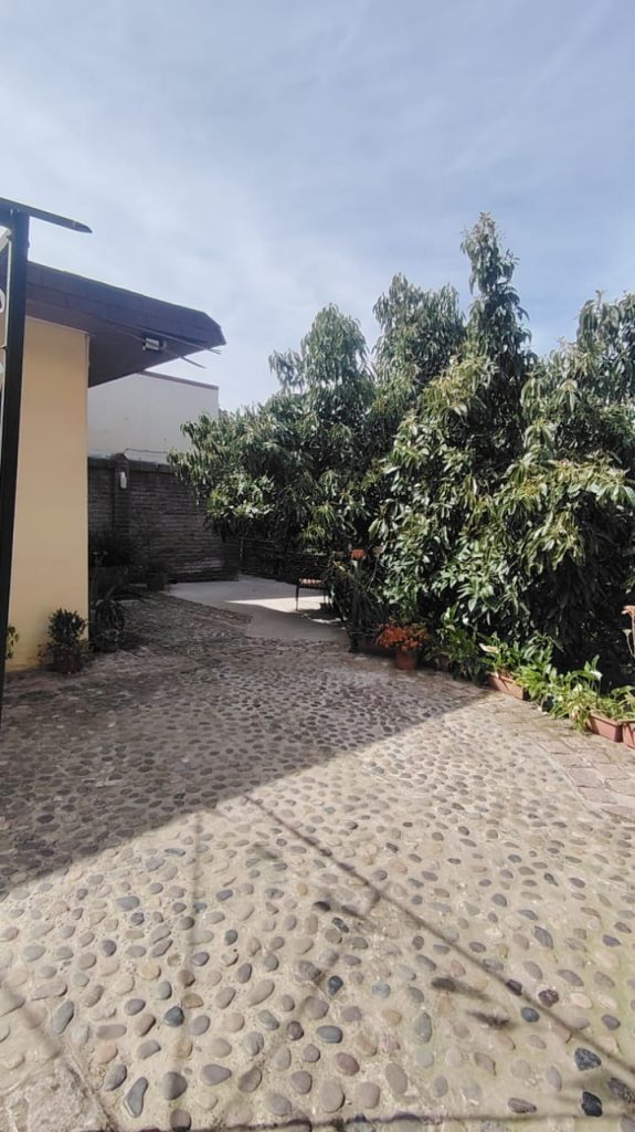 Propiedad con 6 box, salón y patio – Diego Echeverría, Quillota – Cód. L001 – $2.500.000