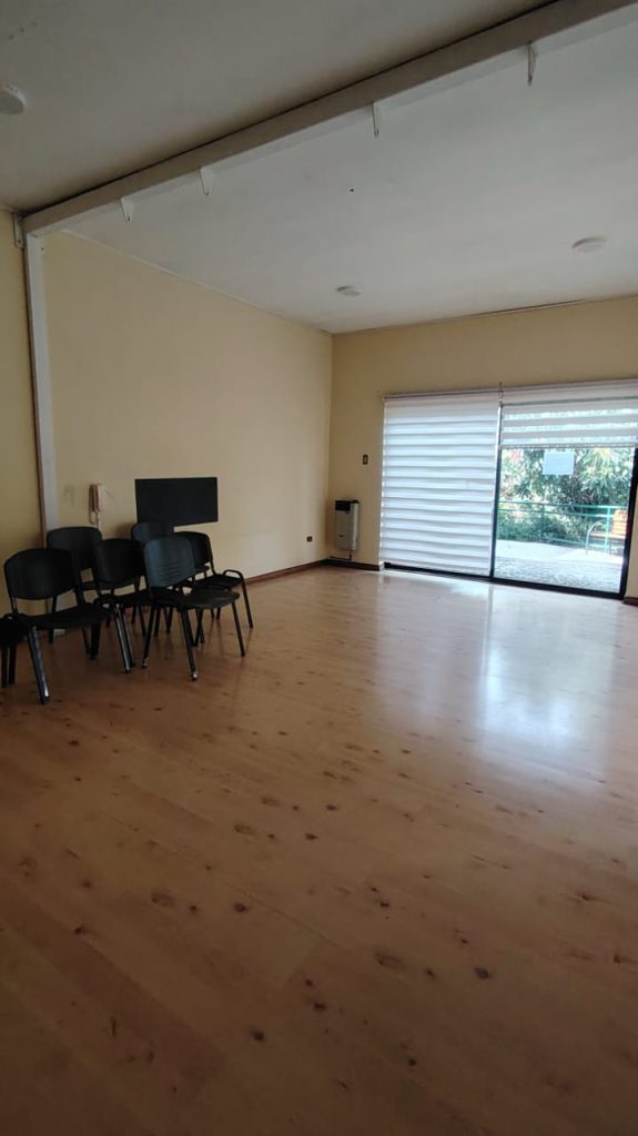 Propiedad con 6 box, salón y patio – Diego Echeverría, Quillota – Cód. L001 – $2.500.000