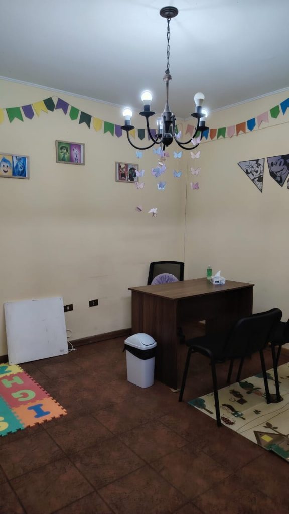 Propiedad con 6 box, salón y patio – Diego Echeverría, Quillota – Cód. L001 – $2.500.000