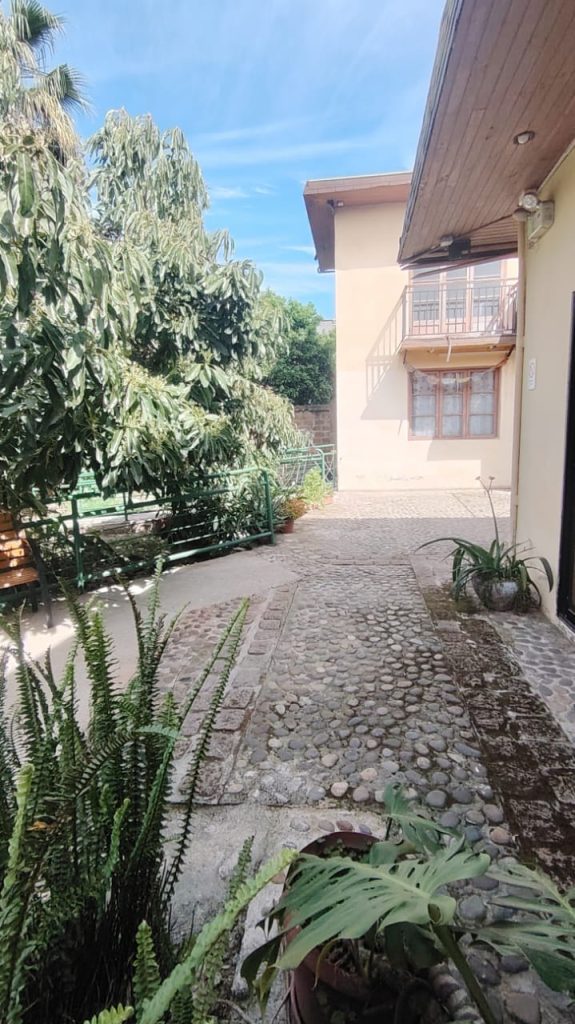 Propiedad con 6 box, salón y patio – Diego Echeverría, Quillota – Cód. L001 – $2.500.000