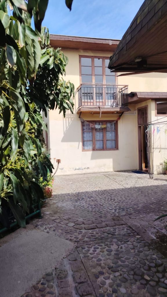 Propiedad con 6 box, salón y patio – Diego Echeverría, Quillota – Cód. L001 – $2.500.000