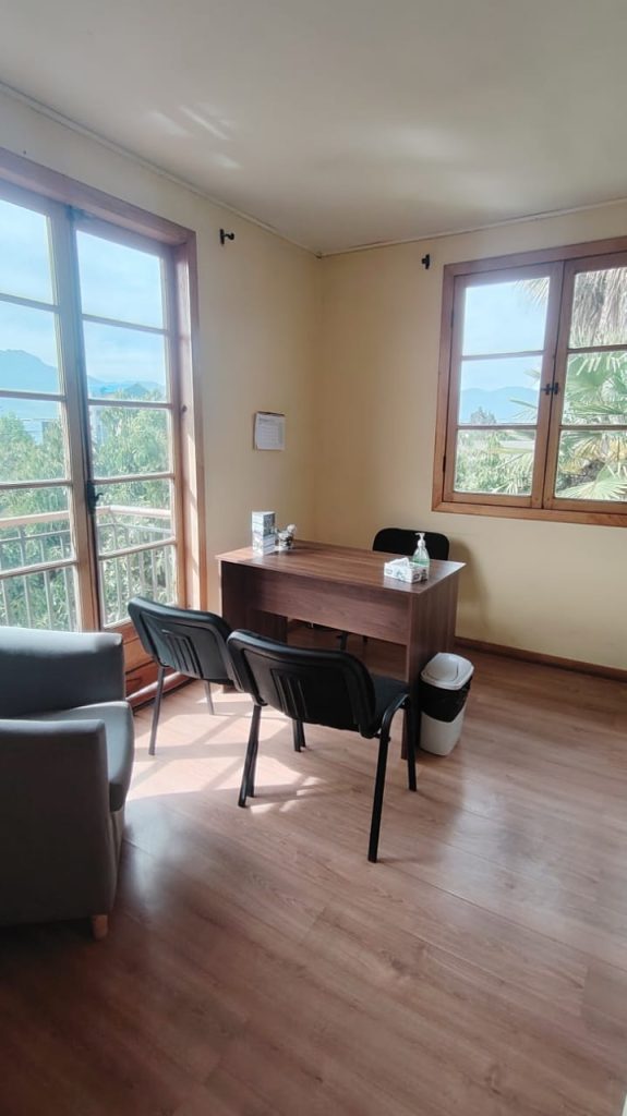 Propiedad con 6 box, salón y patio – Diego Echeverría, Quillota – Cód. L001 – $2.500.000