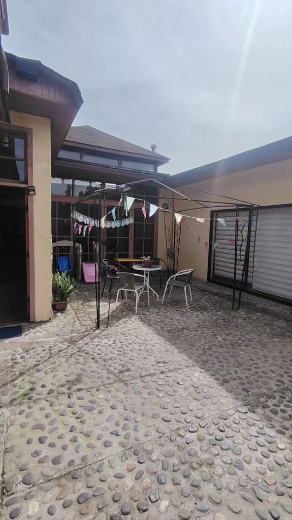 Propiedad con 6 box, salón y patio – Diego Echeverría, Quillota – Cód. L001 – $2.500.000