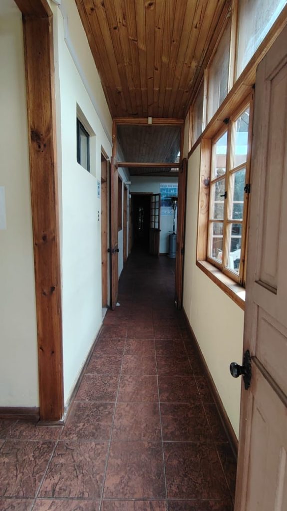 Propiedad con 6 box, salón y patio – Diego Echeverría, Quillota – Cód. L001 – $2.500.000