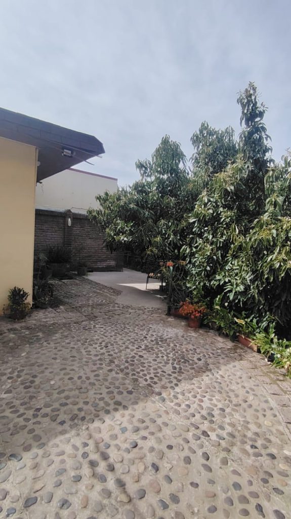 Propiedad con 6 box, salón y patio – Diego Echeverría, Quillota – Cód. L001 – $2.500.000